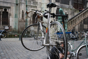 Photo présentant un vélo suspendu en réparation