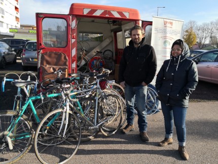 Une collecte en cours, avec deux volontaires et fourgonette chargée de vélos
