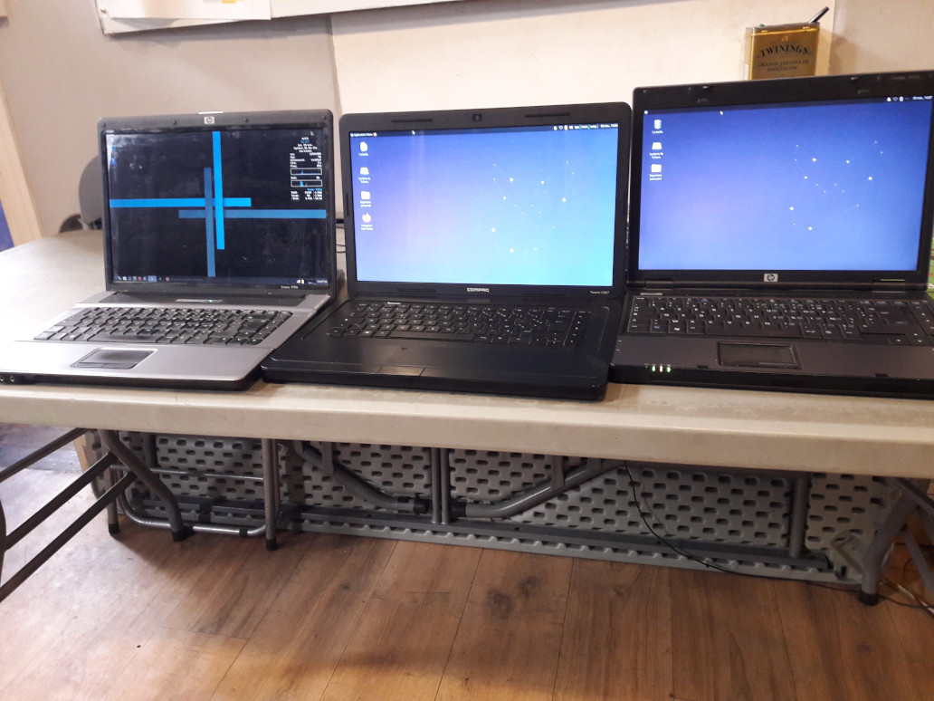 Les trois ordinateurs portables en fonction