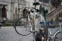 Photo présentant un vélo suspendu en réparation